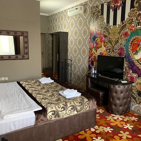Deluxe Plaza Hotel อัลมาตี ภายนอก รูปภาพ