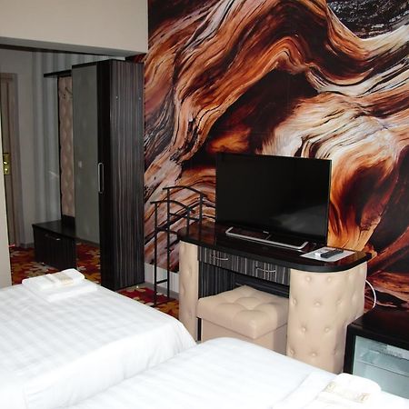 Deluxe Plaza Hotel อัลมาตี ภายนอก รูปภาพ