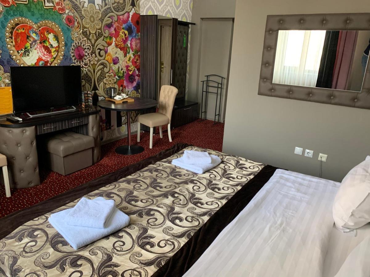 Deluxe Plaza Hotel อัลมาตี ภายนอก รูปภาพ