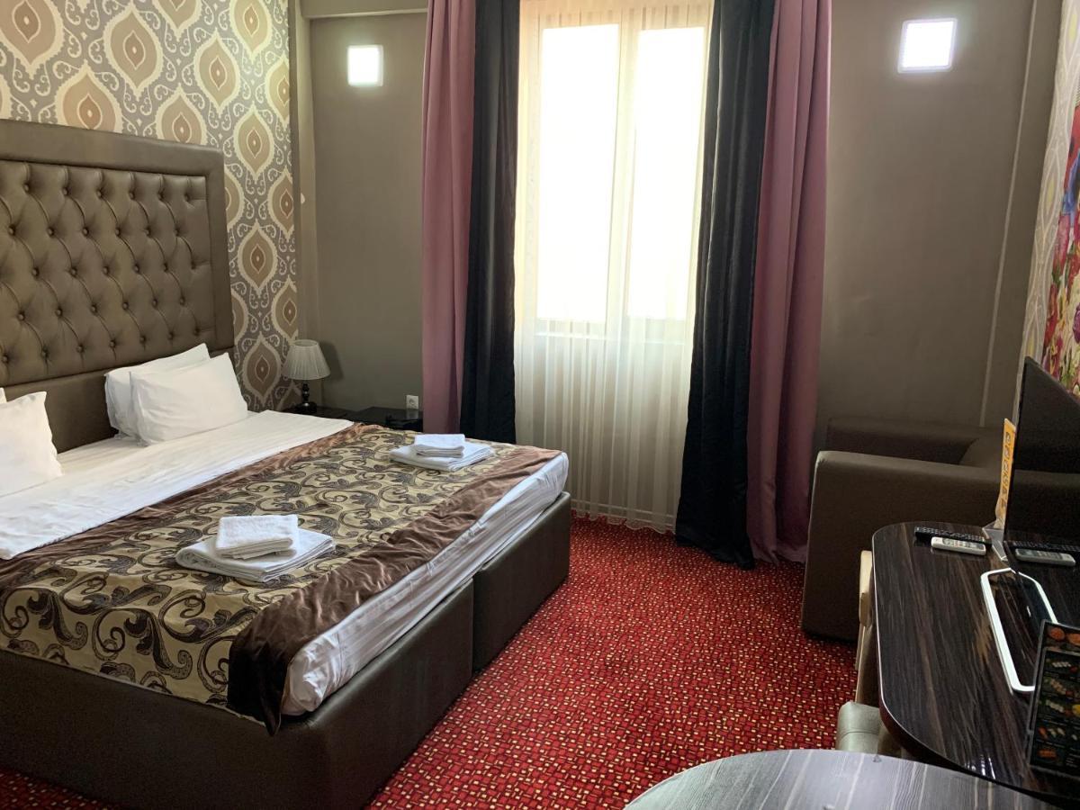Deluxe Plaza Hotel อัลมาตี ภายนอก รูปภาพ