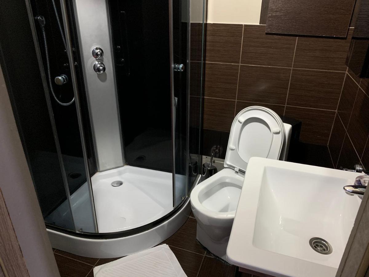 Deluxe Plaza Hotel อัลมาตี ภายนอก รูปภาพ