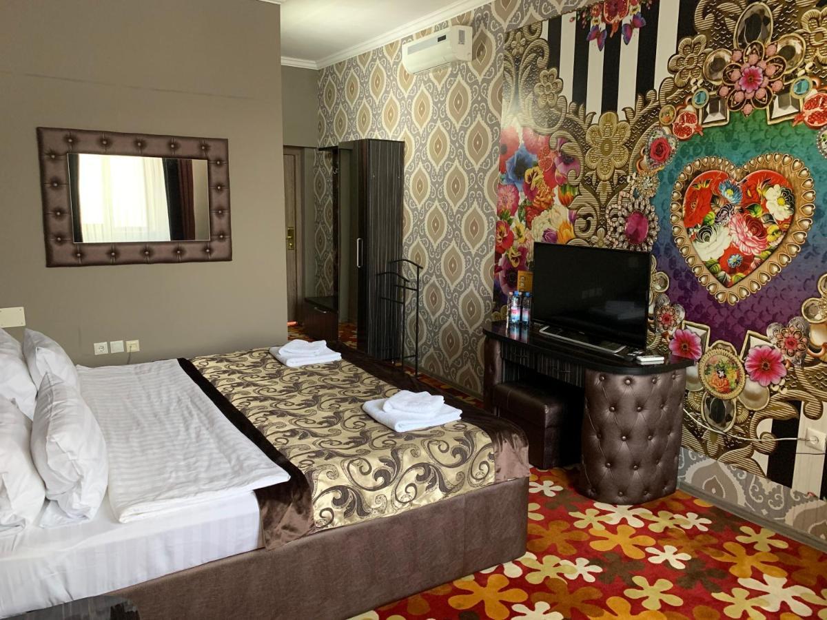 Deluxe Plaza Hotel อัลมาตี ภายนอก รูปภาพ