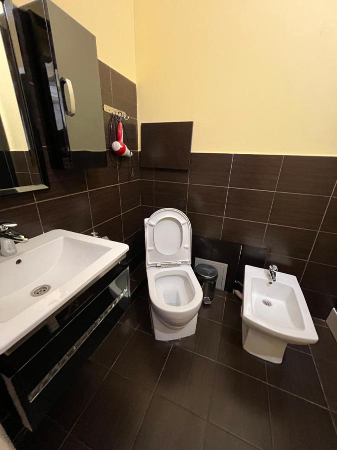 Deluxe Plaza Hotel อัลมาตี ภายนอก รูปภาพ