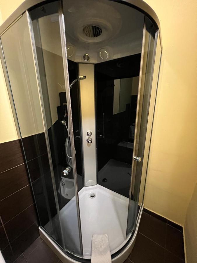 Deluxe Plaza Hotel อัลมาตี ภายนอก รูปภาพ