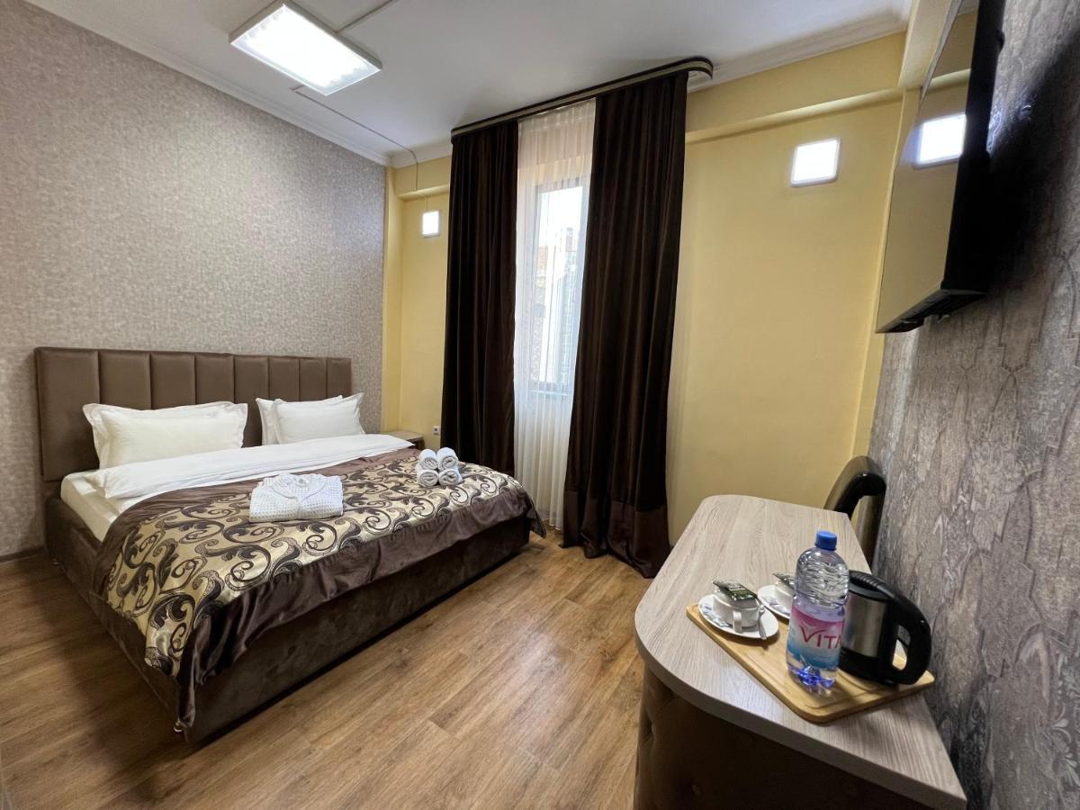Deluxe Plaza Hotel อัลมาตี ภายนอก รูปภาพ