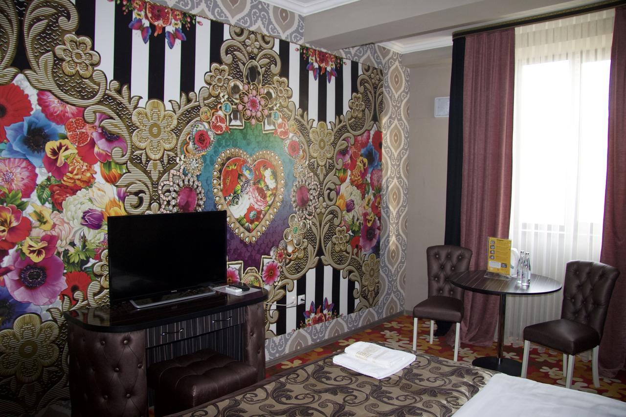 Deluxe Plaza Hotel อัลมาตี ภายนอก รูปภาพ