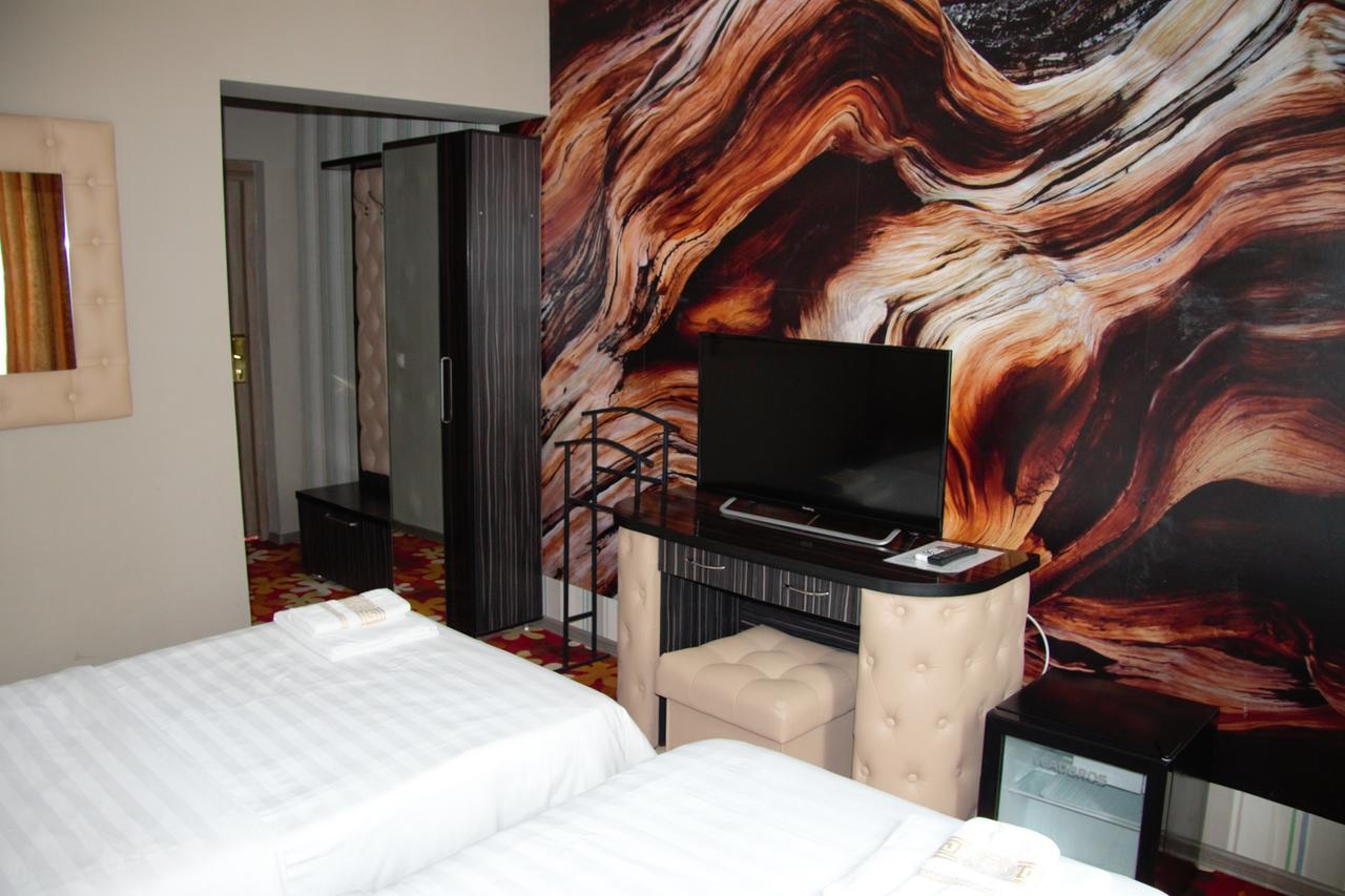 Deluxe Plaza Hotel อัลมาตี ภายนอก รูปภาพ