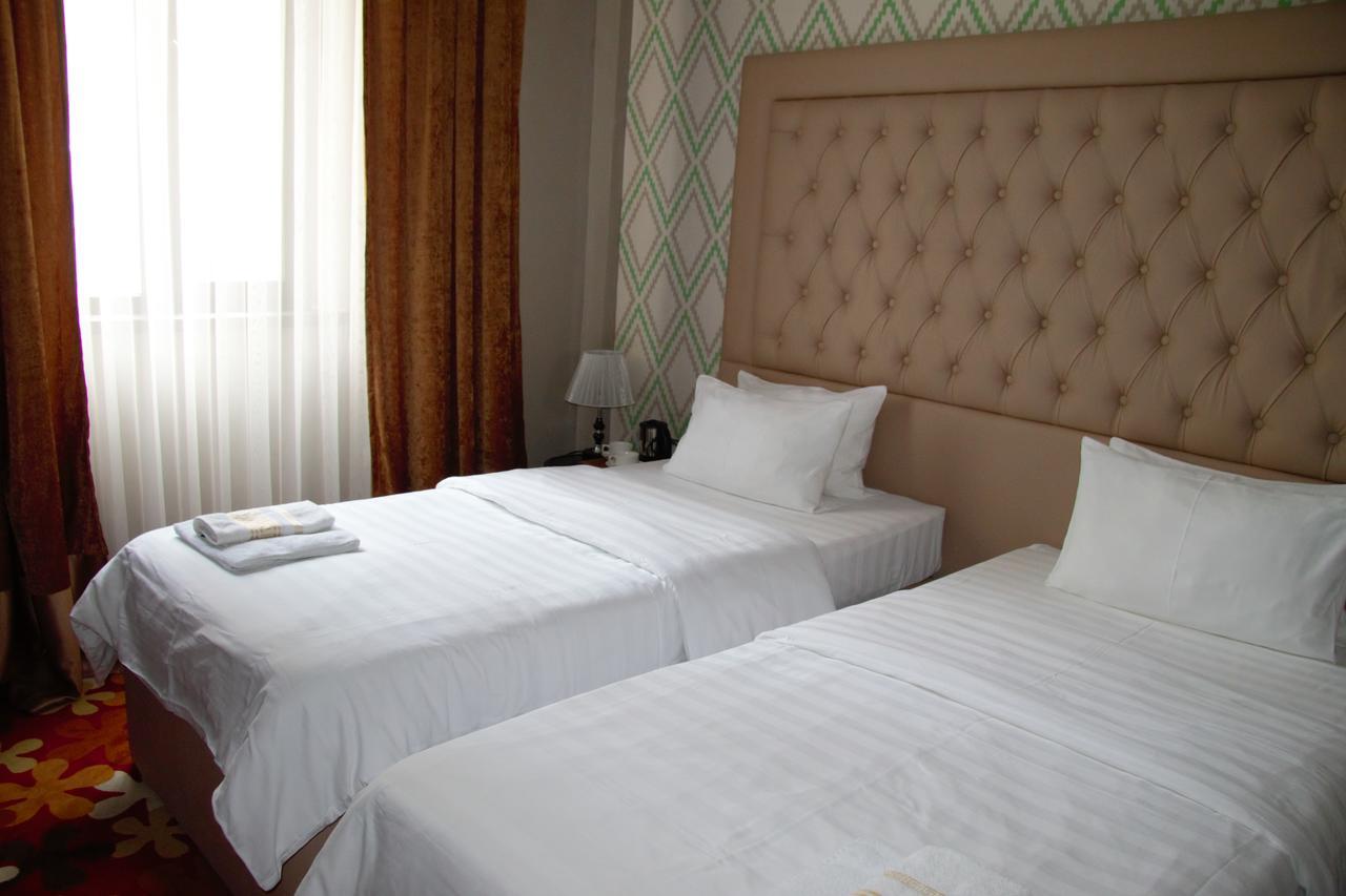 Deluxe Plaza Hotel อัลมาตี ภายนอก รูปภาพ
